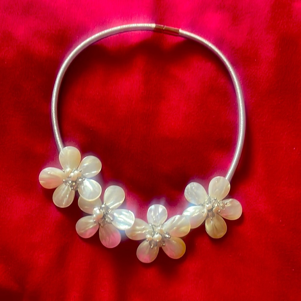 A very beautiful necklace, with pearl petals flowers